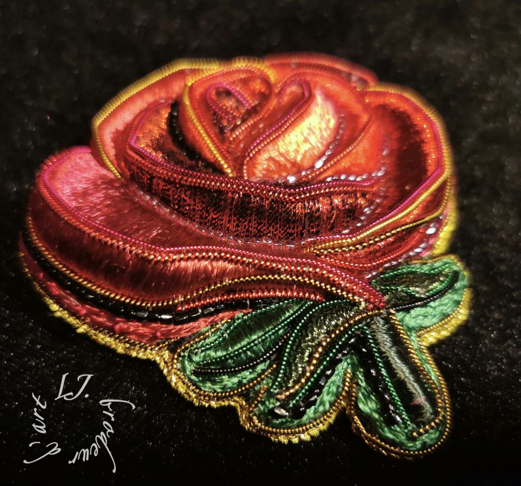 Broche Rose, proposé par Submarina, brodé par L. Jeanneau. (10 cm x 8 cm)